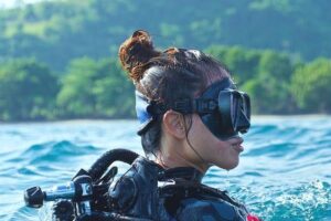 scuba-diving-girl-solo-swag