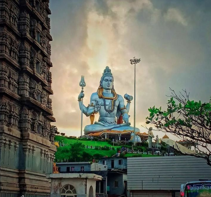 Murudeshwar Shiva statue overlooking the Arabian Sea, Karnataka